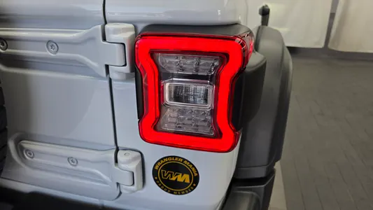 Jeep (JL) 2.0 4 2021 23