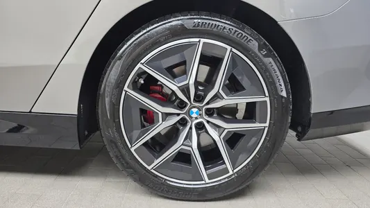 BMW 5 Series (G60) 520i 2024 21