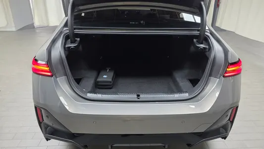 BMW 5 Series (G60) 520i 2024 34