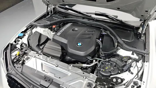 BMW 3 Series (G20) 320i M 2025 6