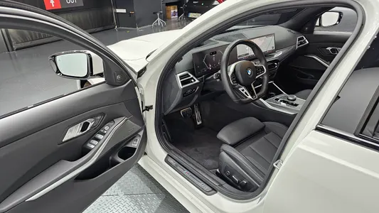 BMW 3 Series (G20) 320i M 2025 10
