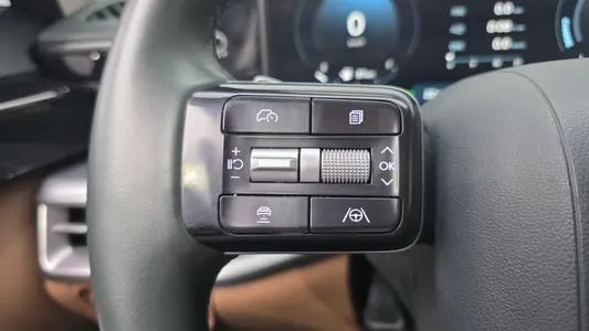 Hyundai (GN7) 2025 38