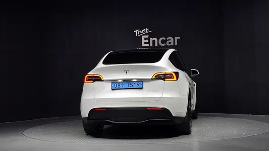 Tesla Y AWD 2022 4