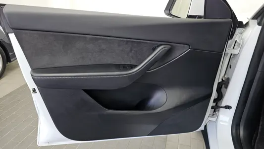 Tesla Y AWD 2022 24