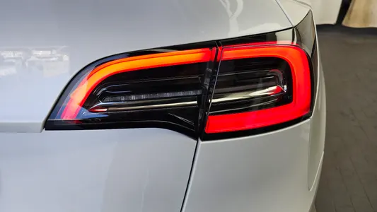 Tesla Y AWD 2022 23