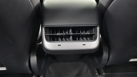 Tesla Y AWD 2022 29