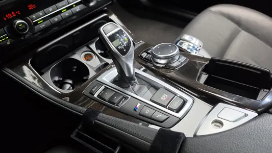 BMW 5 Series (F10) 528i M 2016 8