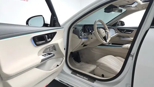 Mercedes-Benz E-Class W214 E300 4MATIC 2024 9