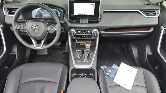 Toyota RAV4 5 2.5 4WD LTD 2025 7