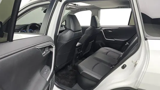 Toyota RAV4 5 2.5 4WD LTD 2025 12