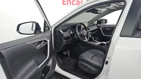 Toyota RAV4 5 2.5 4WD LTD 2025 10