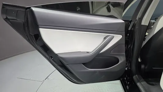 Tesla 3 AWD 2021 24