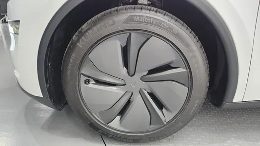 Tesla Y RWD 2026 5