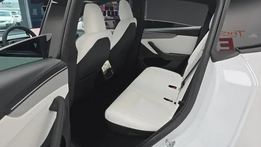 Tesla Y RWD 2026 12