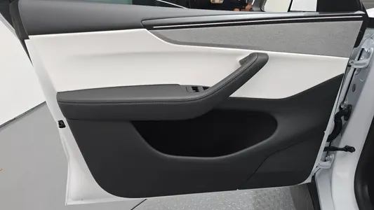 Tesla Y RWD 2026 24