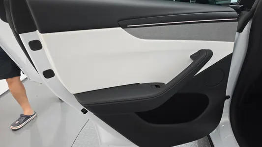 Tesla Y RWD 2026 25