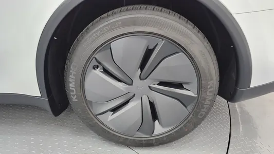Tesla Y RWD 2026 21