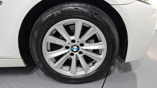 BMW 5 Series (F10) 528i 2010 5