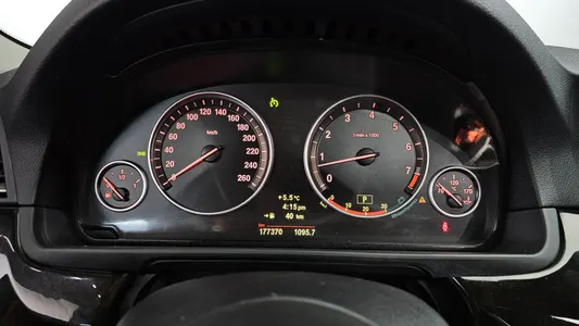 BMW 5 Series (F10) 528i 2010 8