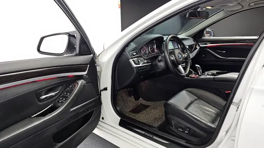 BMW 5 Series (F10) 528i 2010 11