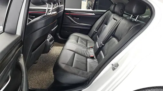 BMW 5 Series (F10) 528i 2010 12