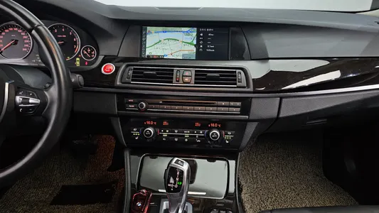 BMW 5 Series (F10) 528i 2010 15