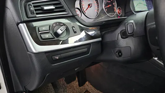 BMW 5 Series (F10) 528i 2010 16