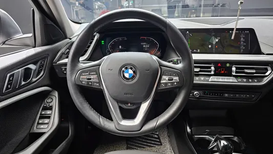BMW 1 Series (F40) 120i 2023 13