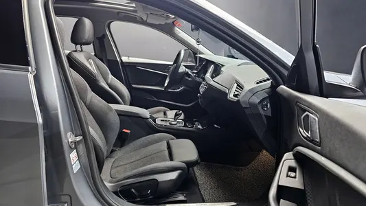 BMW 1 Series (F40) 120i 2023 10