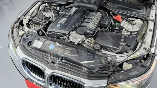 BMW 5 Series (E60) 528i 2008 6