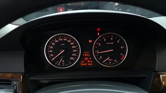 BMW 5 Series (E60) 528i 2008 8