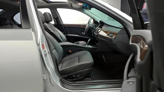 BMW 5 Series (E60) 528i 2008 11