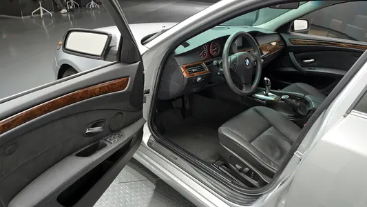 BMW 5 Series (E60) 528i 2008 10