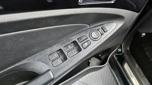 Hyundai YF Y20 2010 18