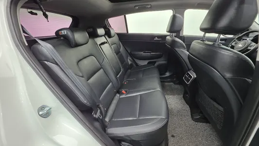 Kia 4 1.7 2WD 2016 19