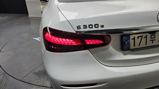Mercedes-Benz E-Class W213 E300e 4MATIC 2023 23