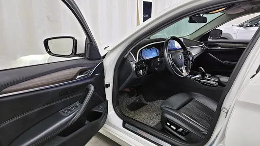 BMW 5 Series (G30) 520d xDrive 2018 10