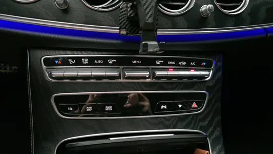 Mercedes-Benz E-Class W213 E220d 4MATIC AMG Line 2020 33