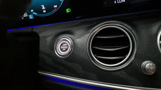 Mercedes-Benz E-Class W213 E220d 4MATIC AMG Line 2020 27