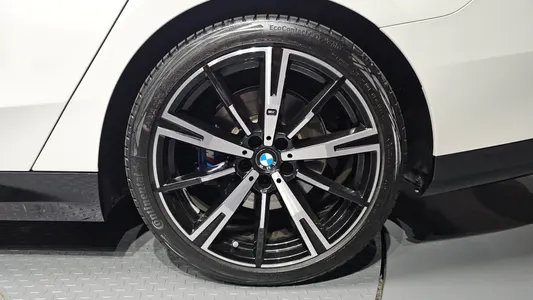 BMW 5 Series (G60) 530i xDrive M 2025 21