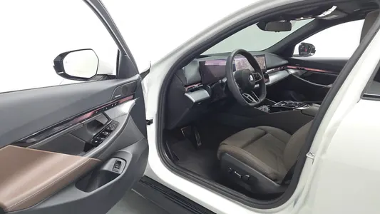 BMW 5 Series (G60) 520i M 2025 10