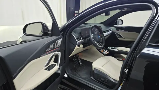 BMW iX2 (U10) eDrive 20 M 2024 9