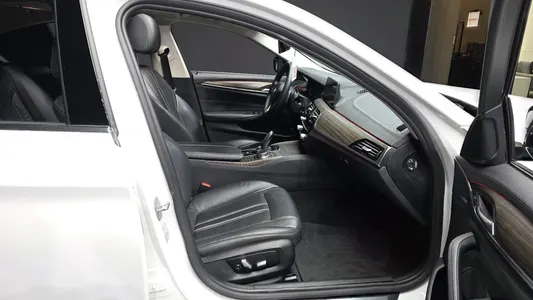 BMW 5 Series (G30) 530i 2019 11