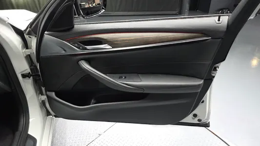BMW 5 Series (G30) 530i 2019 24