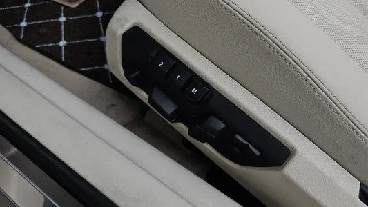 BMW 6 Series (F12) 650i 2013 17
