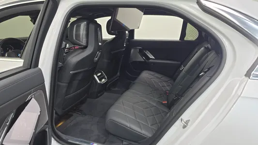 BMW 7 Series (G70) 740i xDrive M 2024 27