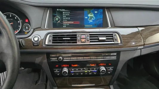 BMW 7 Series (F01) 750Li xDrive 2013 14