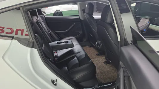 Tesla 3 AWD 2022 11