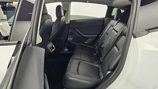 Tesla Y AWD 2021 12