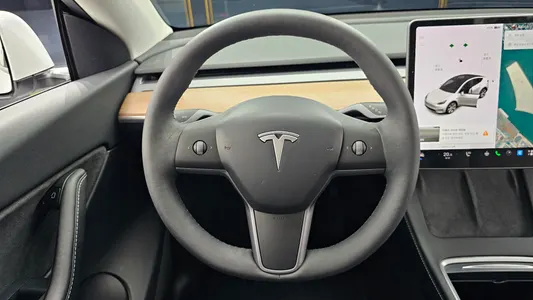 Tesla Y AWD 2021 13